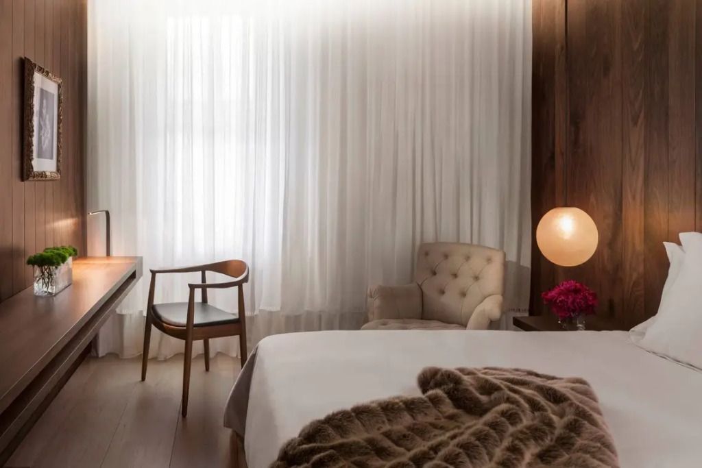 Stilvolle Lounge-Ecke in der Suite mit geschmackvoller Ausstattung im London EDITION Hotel.