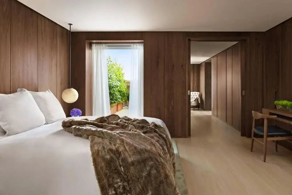 Schlafzimmer der Penthouse Doppel Suite mit Doppelbett und Zugang zur Terrasse