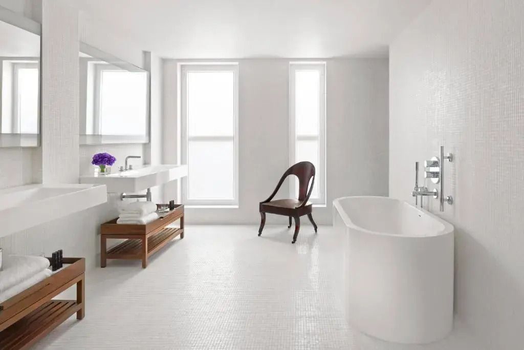 Helles Badezimmer der Penthouse Suite mit freistehender Badewanne und modernen Armaturen
