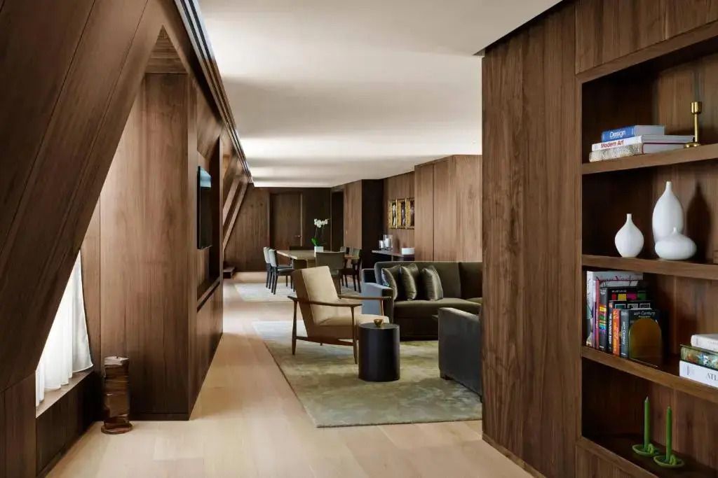 Offener Wohnbereich der Penthouse Suite mit Essbereich und luxuriösen Möbeln