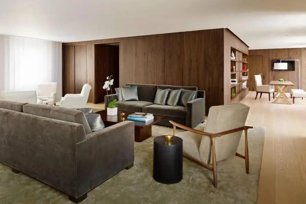 Wohnzimmer der Penthouse Suite mit komfortablen Sofas und eleganter Einrichtung