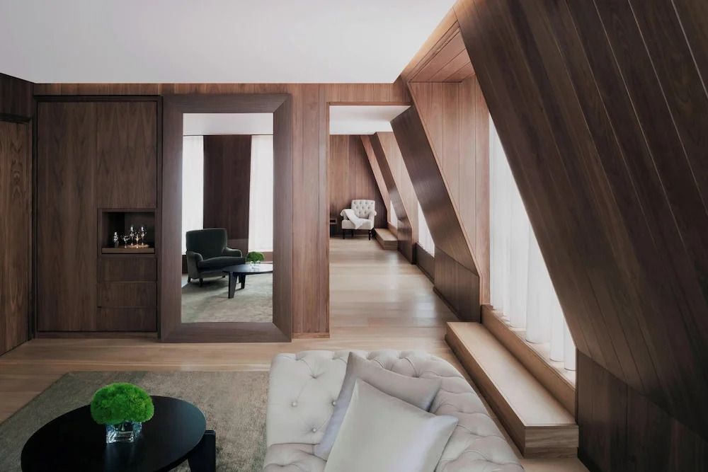 Geräumiges Wohnzimmer mit Holzvertäfelung und eleganter Einrichtung