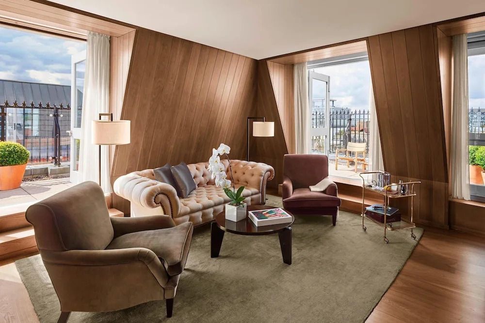 Luxuriöser Wohnbereich mit Sofas und Zugang zur Terrasse