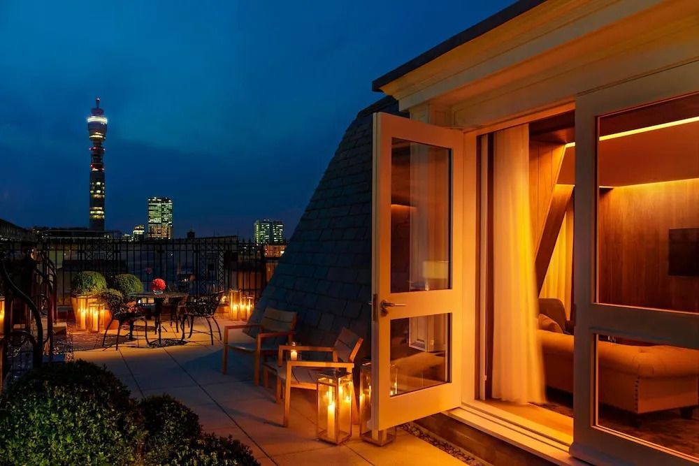 Nächtliche Terrassenszene mit Beleuchtung und Ausblick auf die Stadt