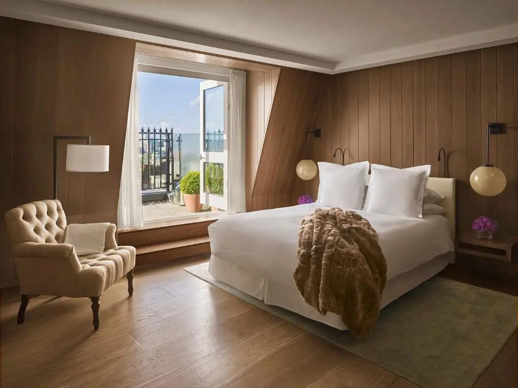 Luxuriöses Premier Terrace Doppelzimmer mit Zugang zum Balkon und eleganten Möbeln