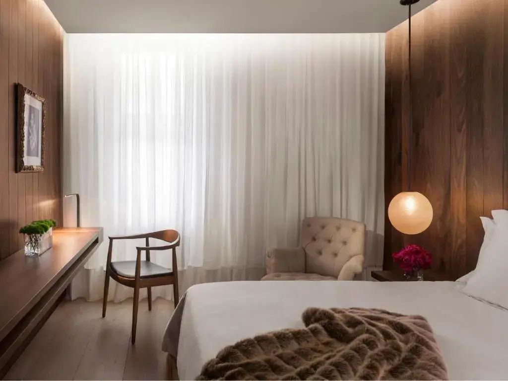 Helles Zimmer mit eleganten Möbeln und luxuriöser Atmosphäre.