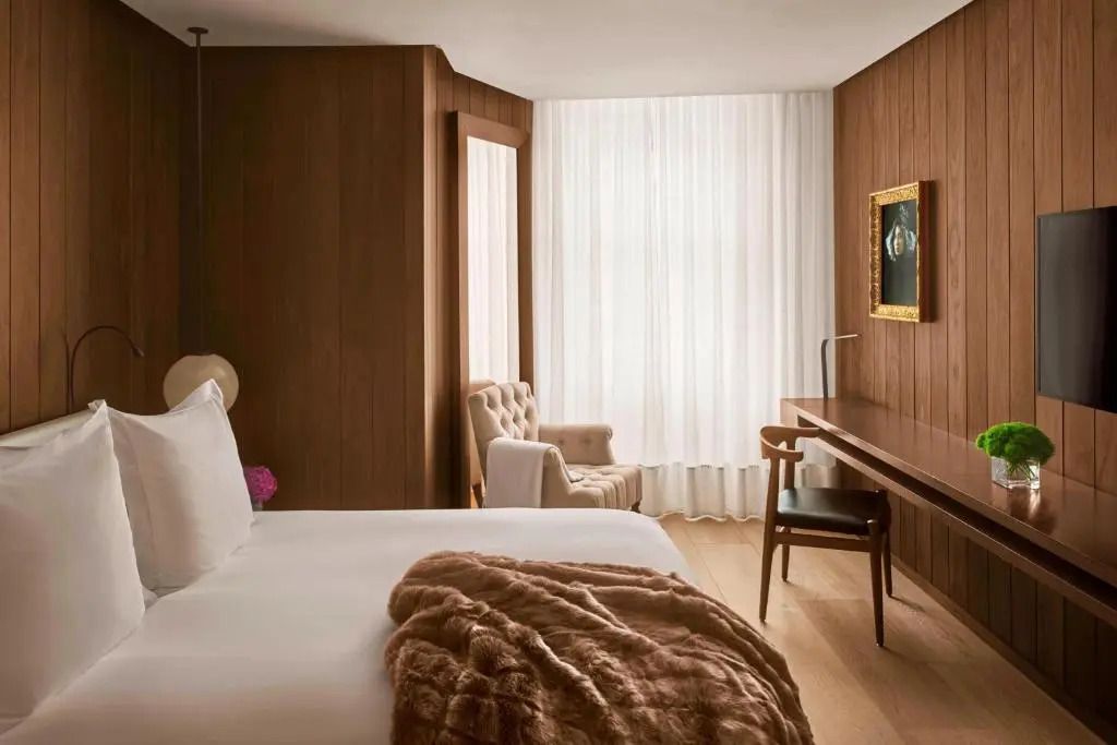 Einladendes Zimmer mit hochwertigen Möbeln und klassischem Stil.