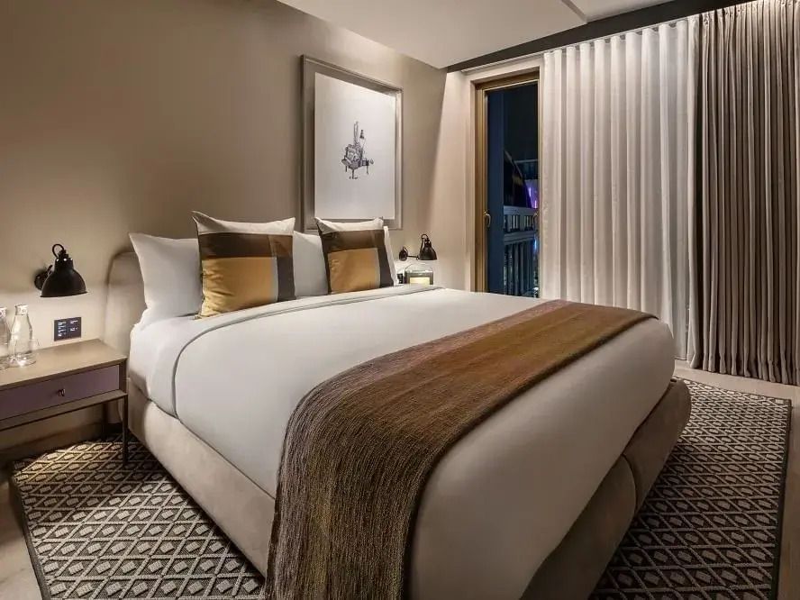 Gemütliches Schlafzimmer mit Doppelbett und stilvoller Dekoration
