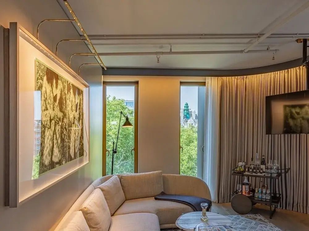 Heller Loungebereich mit Aussicht auf grüne Bäume