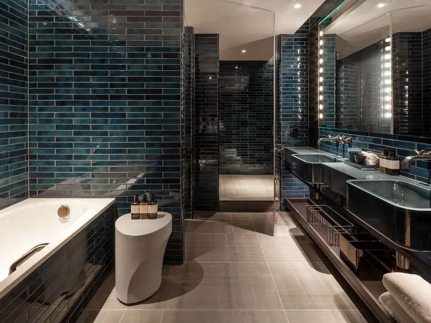 Luxuriöses Badezimmer mit moderner Ausstattung und Fliesen