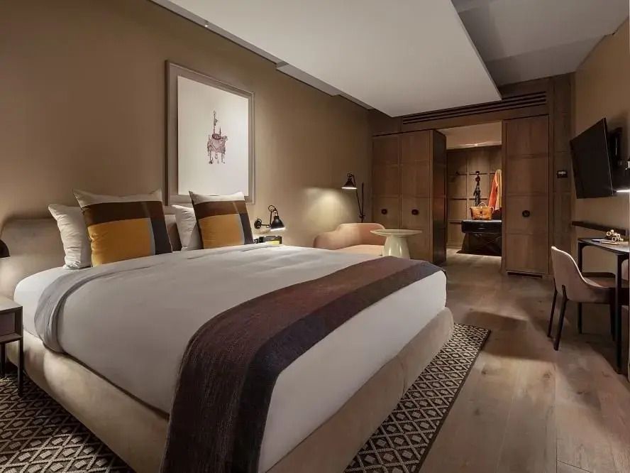 Geräumige Suite mit Doppelbett und stilvollem Dekor in warmen Tönen