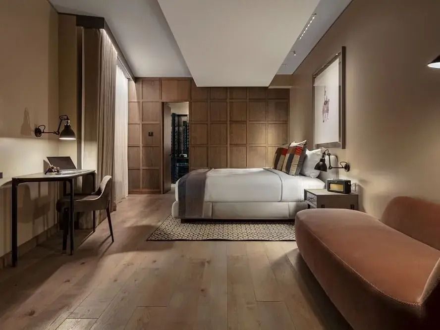 Moderner Schlafbereich mit Holz- und Stoffdetails und Arbeitsplatz