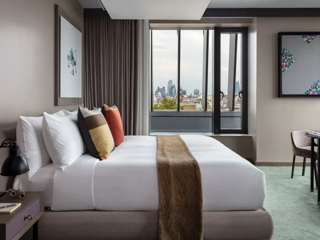 Suite mit Panoramafenster und Blick auf die Skyline von London