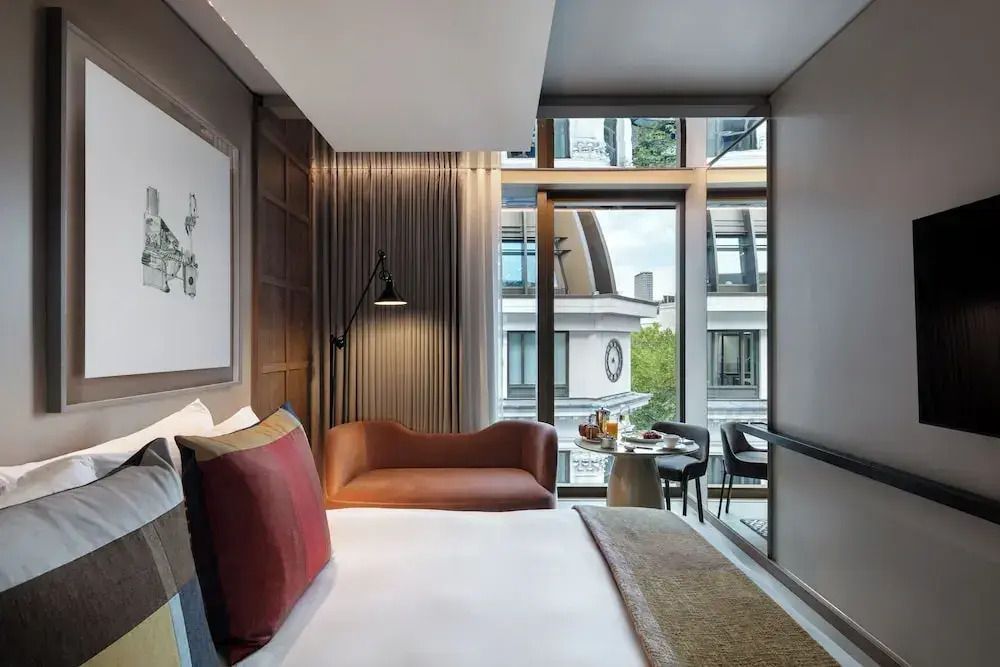 Hotelzimmer mit großzügigem Fenster und eleganter Einrichtung