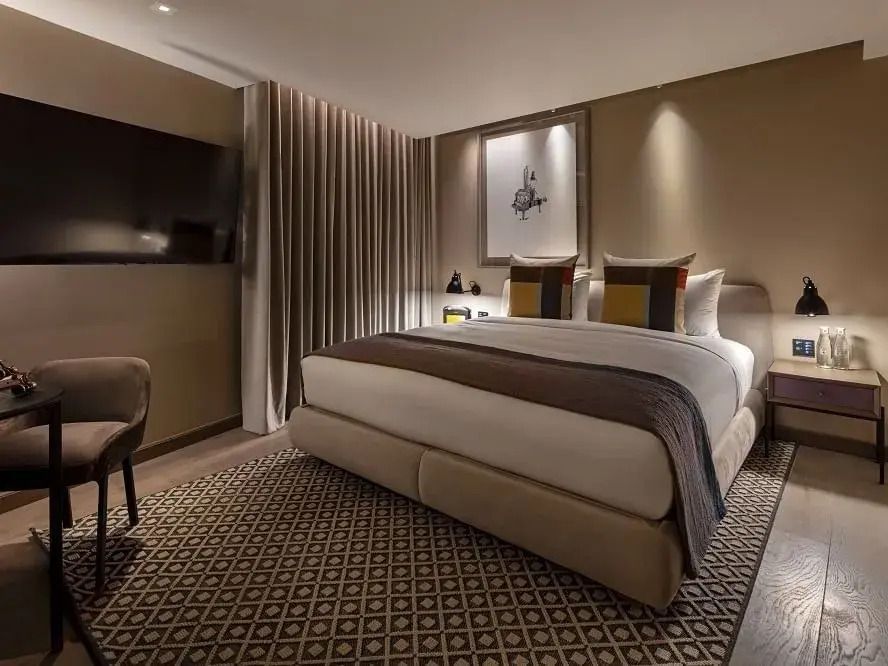 Geräumiges Doppelbett in moderner Junior-Suite mit stilvollem Dekor.