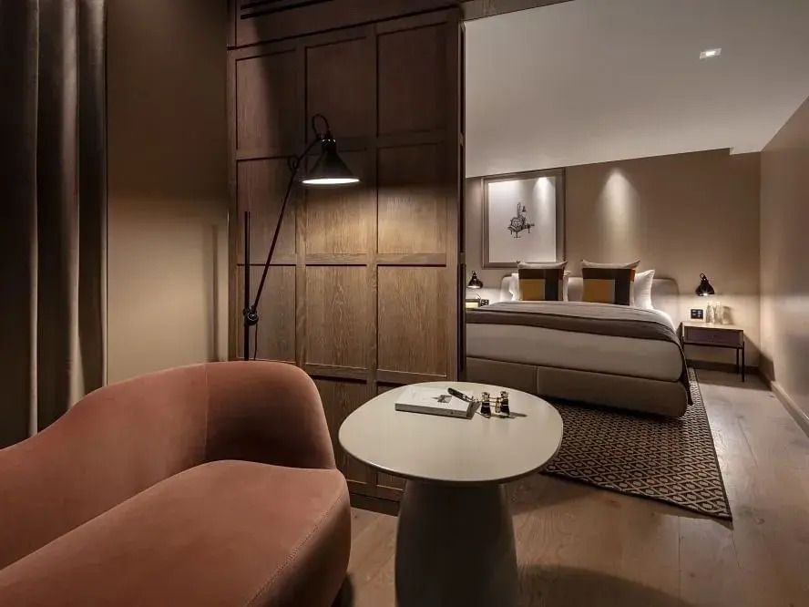 Gemütliche Sitzecke in der Junior-Suite mit stilvollem Tisch und Beleuchtung.