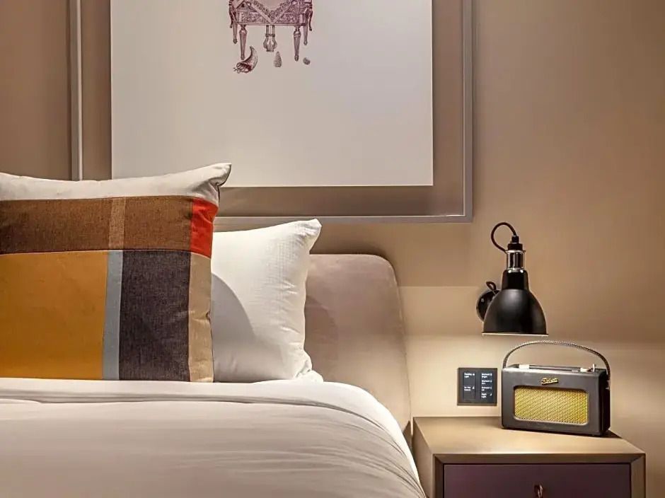 Bequemes Doppelbett in modernem Zimmer mit stilvoller Dekoration