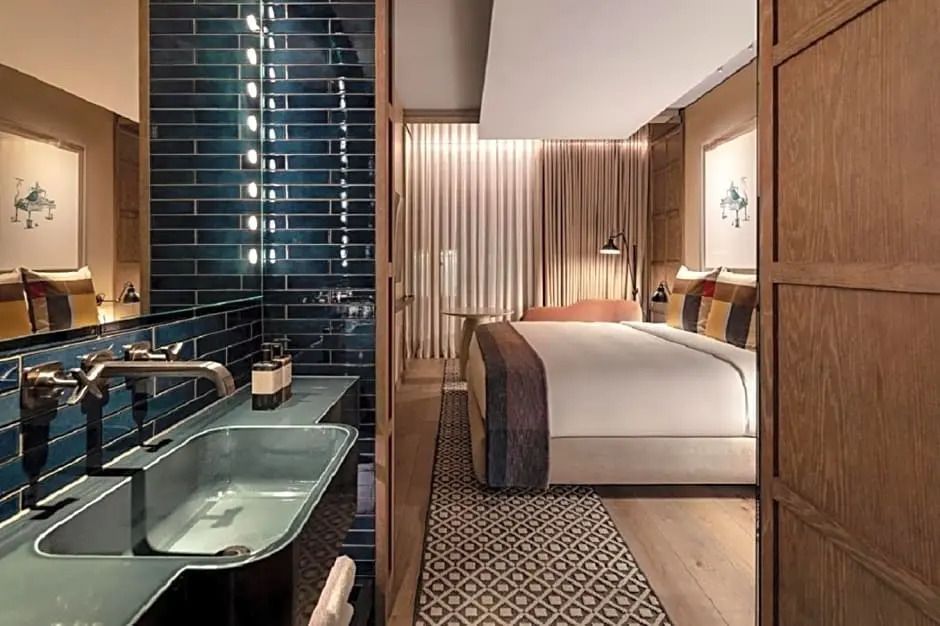 Moderner Raum mit offenem Blick auf Badezimmerbereich und stilvollem Design