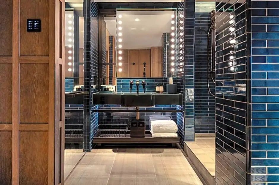 Luxuriöses Badezimmer mit eleganten blauen Fliesen und stilvoller Beleuchtung