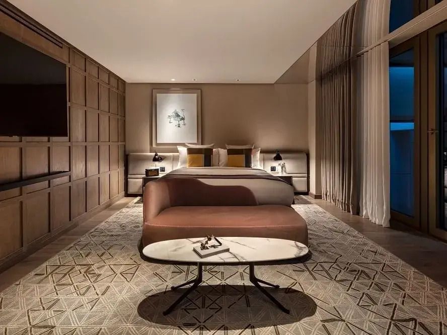 Luxuriöse Suite mit Doppelbett und stilvollem Sofa