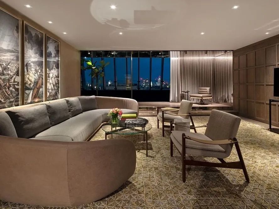 Modernes Wohnzimmer mit Panoramablick auf die Stadt