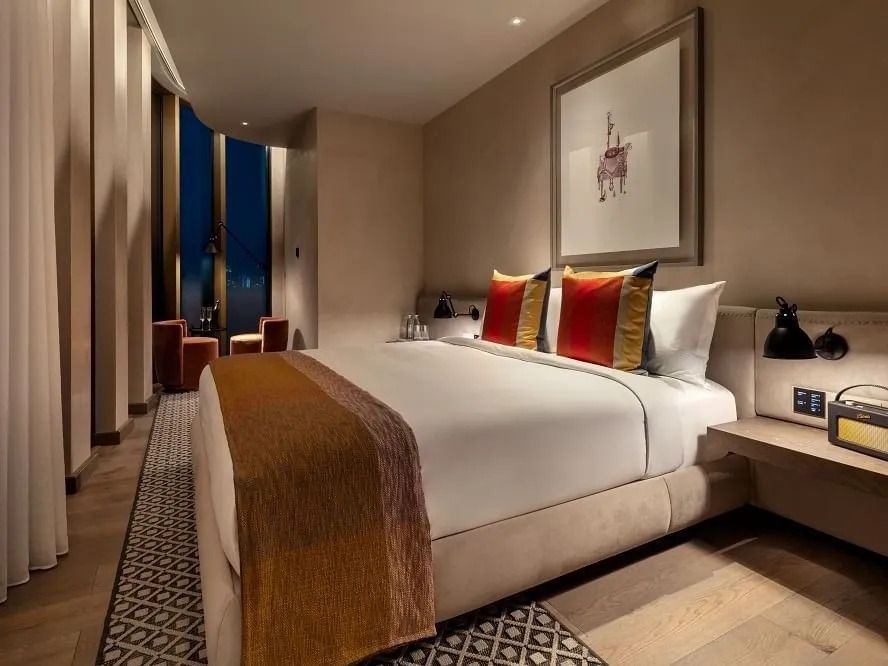 Elegantes Schlafzimmer in der Tower Penthouse Suite mit Doppelbett und Kunstwerk