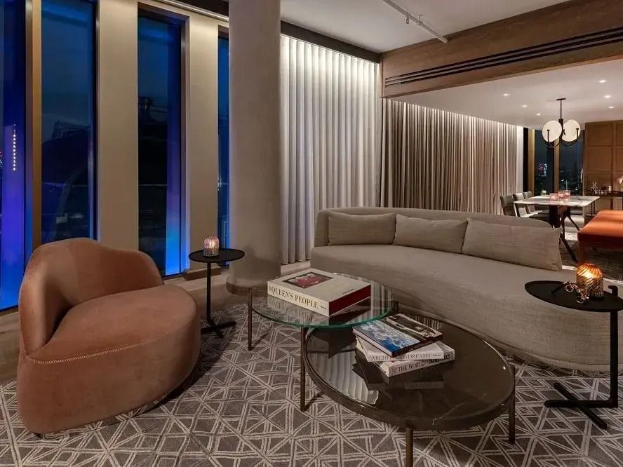 Eleganter Wohnbereich der Suite mit bequemen Sofas und Couchtischen