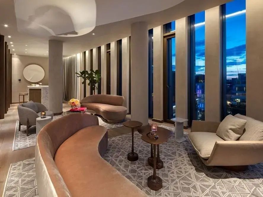 Großzügiger Lounge-Bereich mit stilvoller Einrichtung und Panoramafenstern