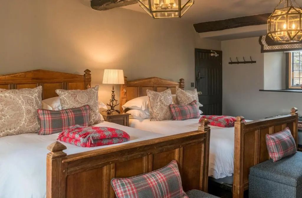 Gemütliches Deluxe Doppelzimmer mit zwei Einzelbetten und Kissen