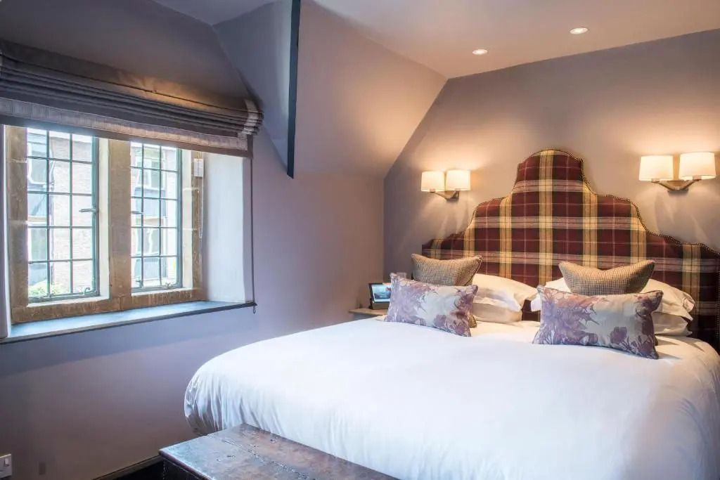 Charmantes Doppelzimmer mit gemütlichem Bett und traditionellem Fenster