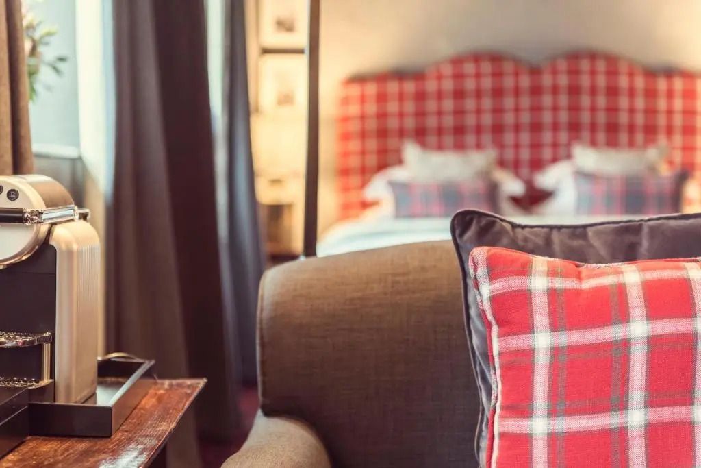 Modernes Zimmer mit warmen Farben und bequemen Polsterung