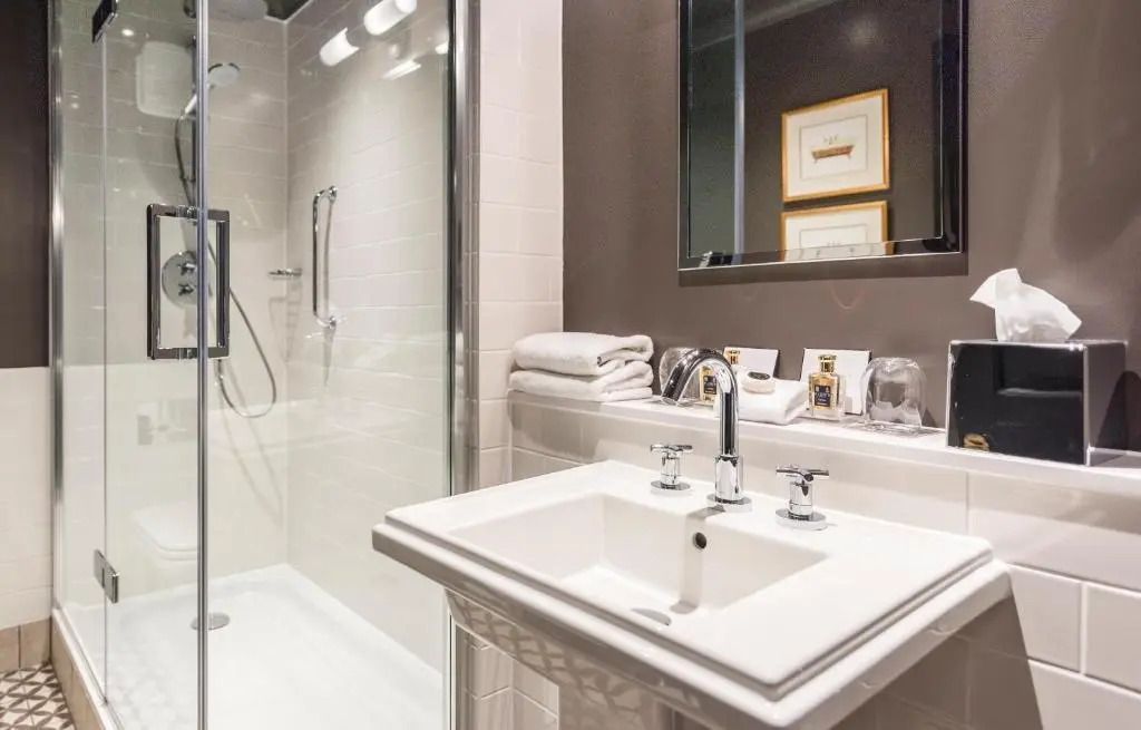 Modernes Badezimmer mit luxuriöser Dusche und eleganten Details