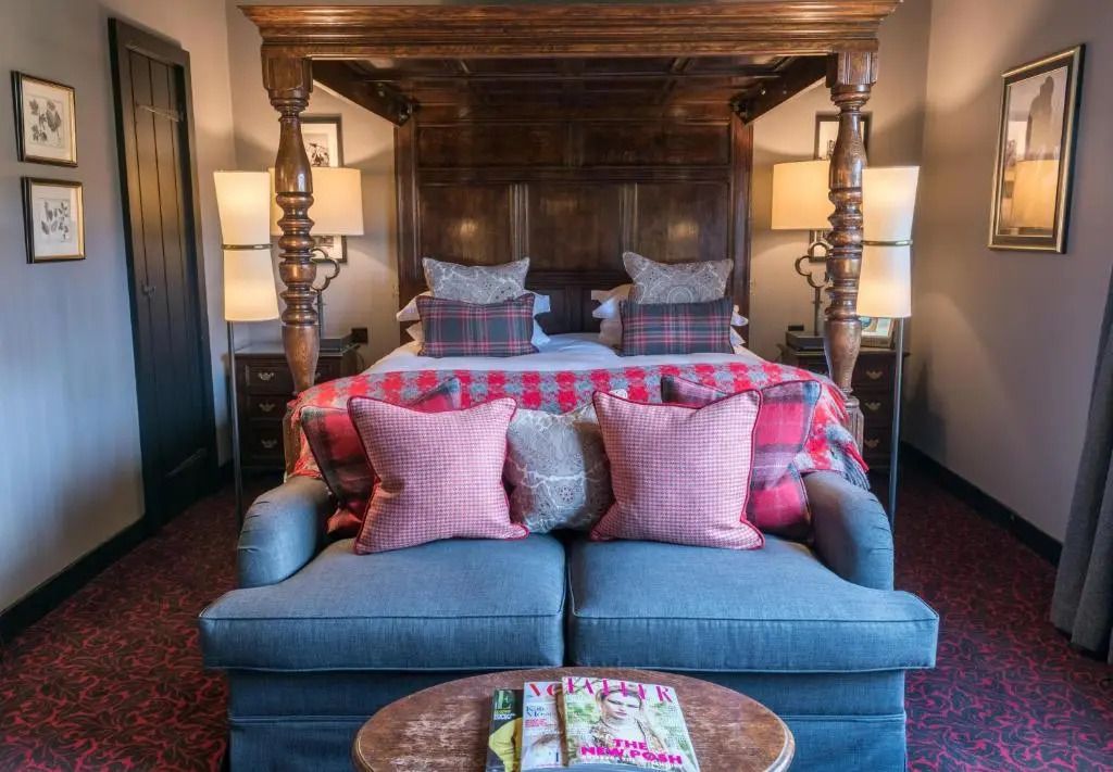 Elegante Junior-Suite im The Lygon Arms mit Himmelbett und komfortabler Sitzecke.