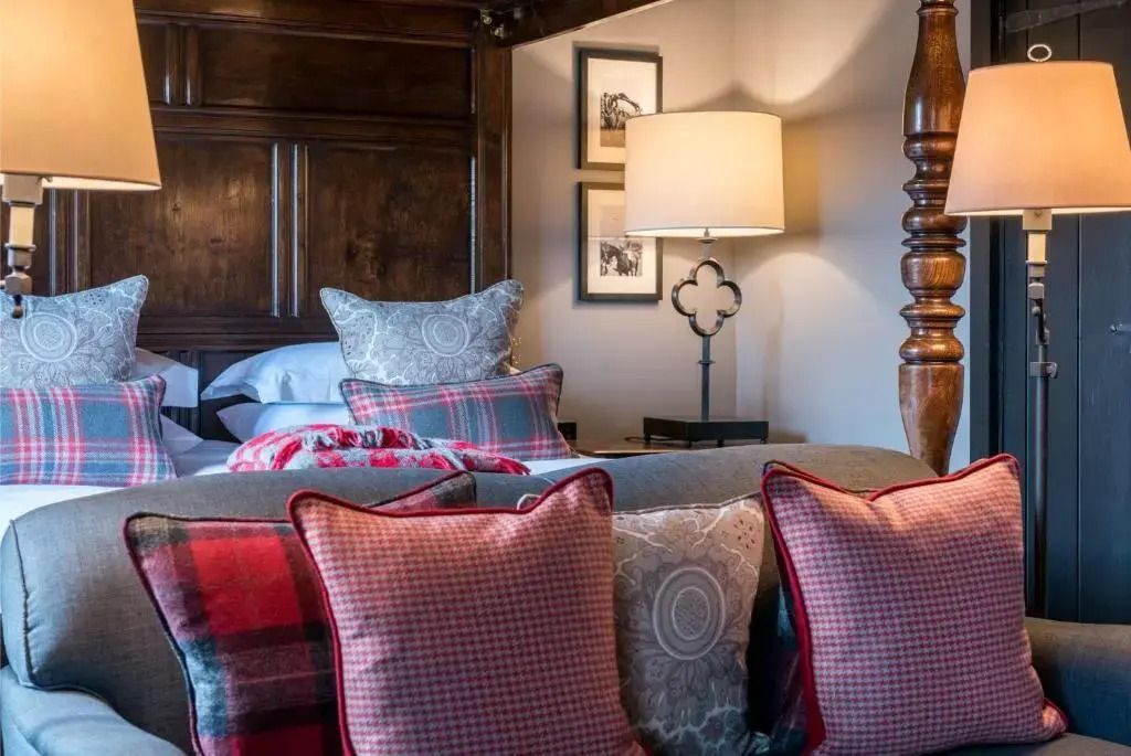 Detailaufnahme der Junior-Suite im The Lygon Arms mit gemütlichen Kissen und Lampe.