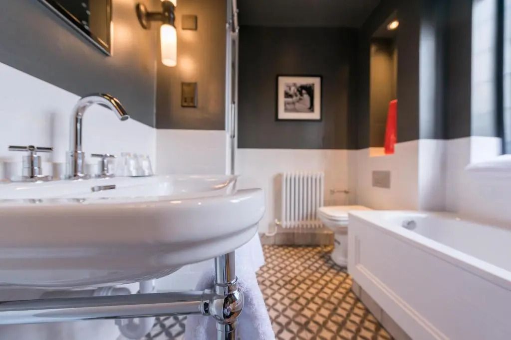Modernes Badezimmer in der Junior-Suite im The Lygon Arms mit eleganter Ausstattung.