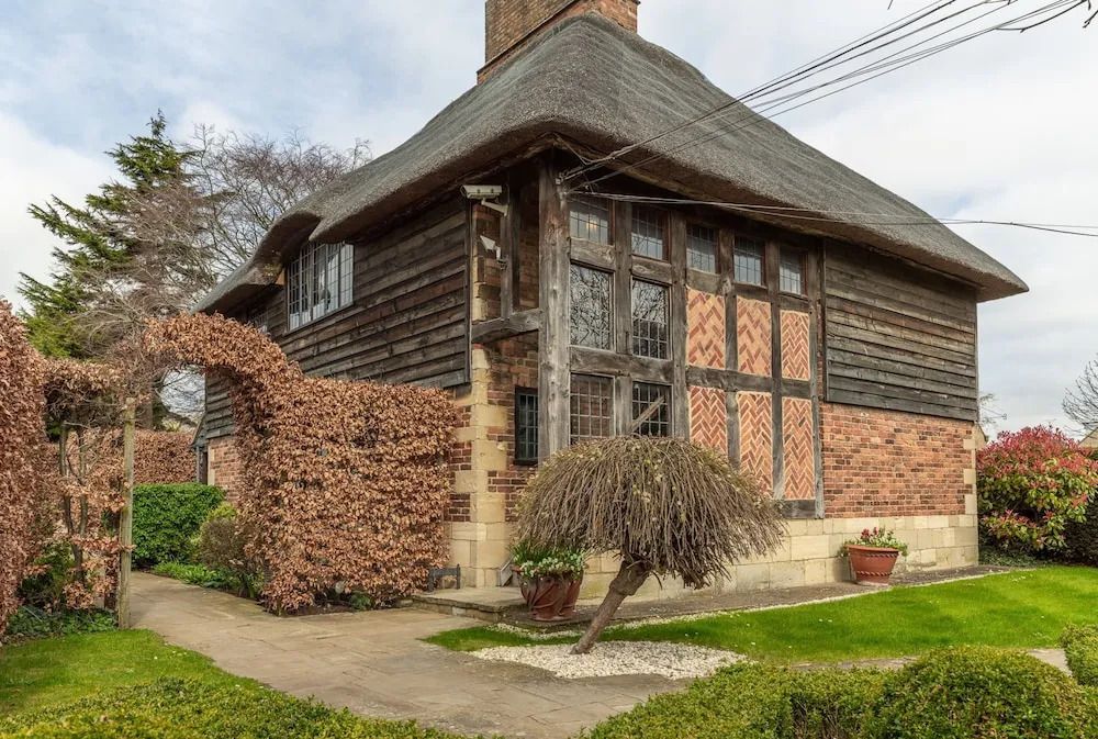 Historische Cottage-Fassade mit charmanten Details