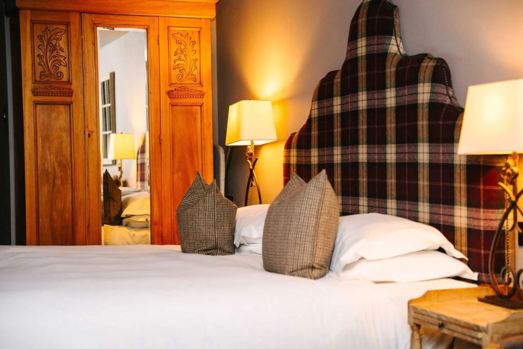 Hotelzimmer mit rustikalem Schrank und warmen Beleuchtungselementen.