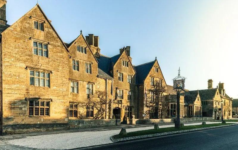Historische Fassade des Hotels The Lygon Arms mit charmanten Steinelementen