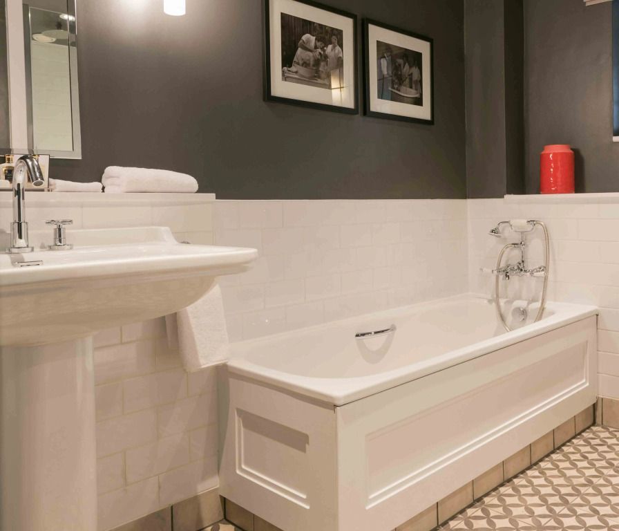 Elegantes Badezimmer mit Badewanne und stilvoller Beleuchtung