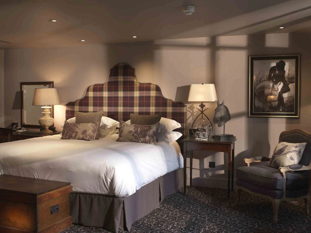 Elegantes Schlafzimmer mit stilvollen Lampen und komfortablem Bett