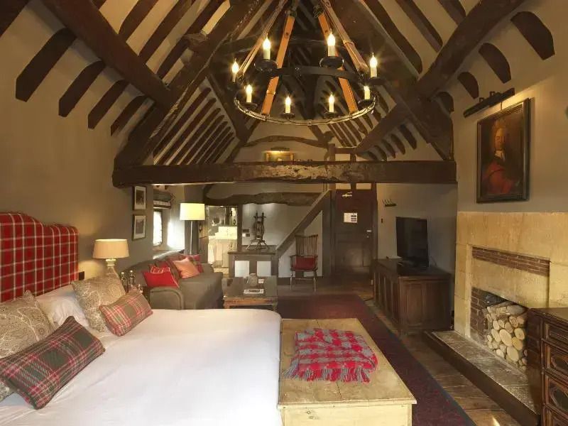 Charmantes Doppelzimmer mit Holzbalkendecke und Kamin im The Lygon Arms.