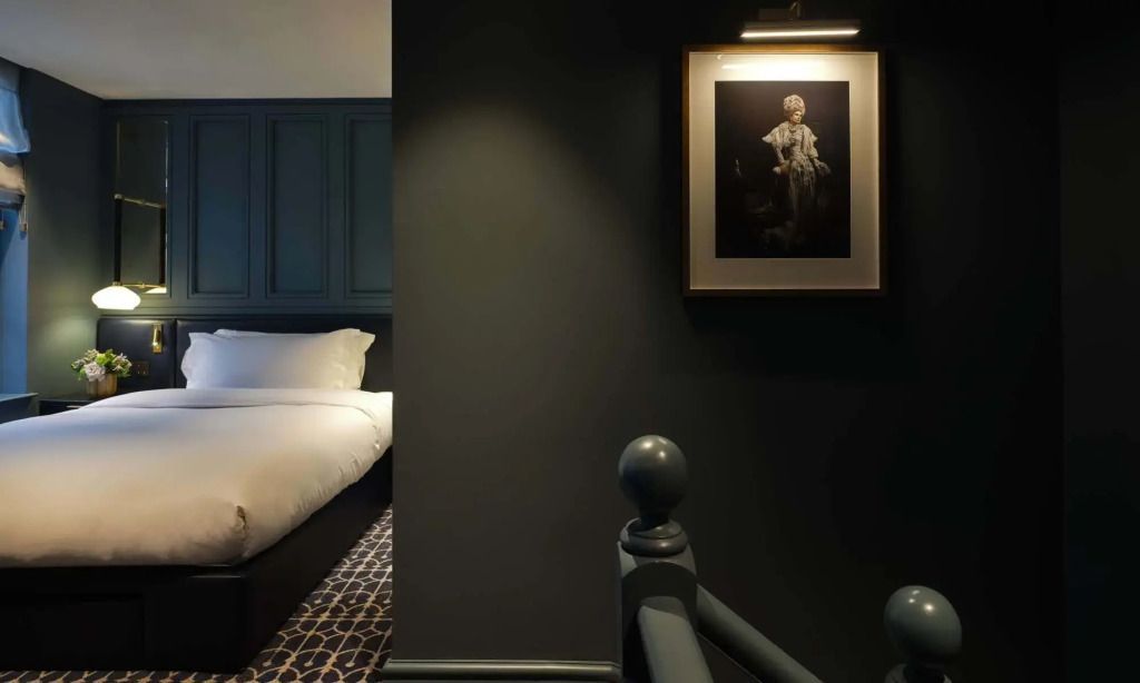 Elegantes Zimmerdesign mit künstlerischen Akzenten und gedämpftem Licht