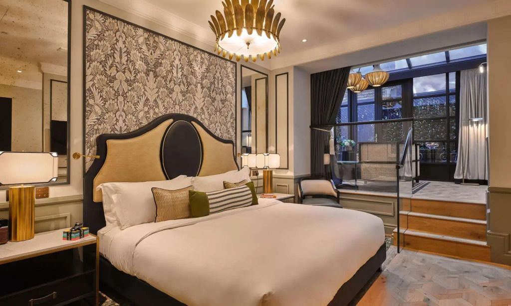 Luxuriöses Schlafzimmer mit Doppelbett in der Garden Suite und eleganten Tapeten
