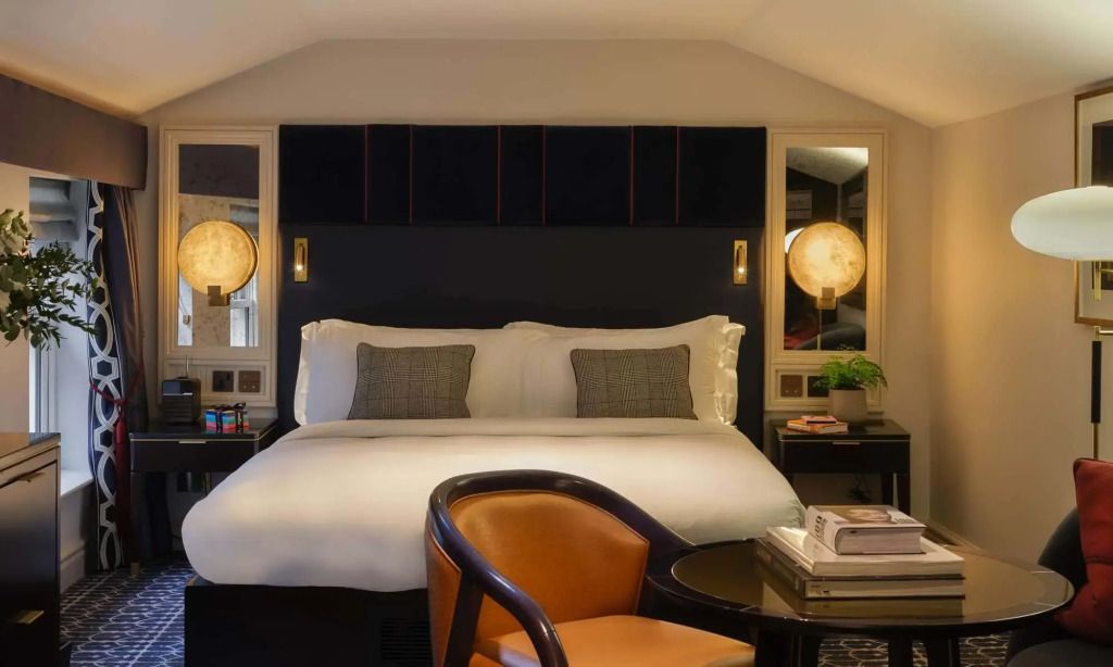 Geräumiges Schlafzimmer mit Doppelbett und eleganter Beleuchtung