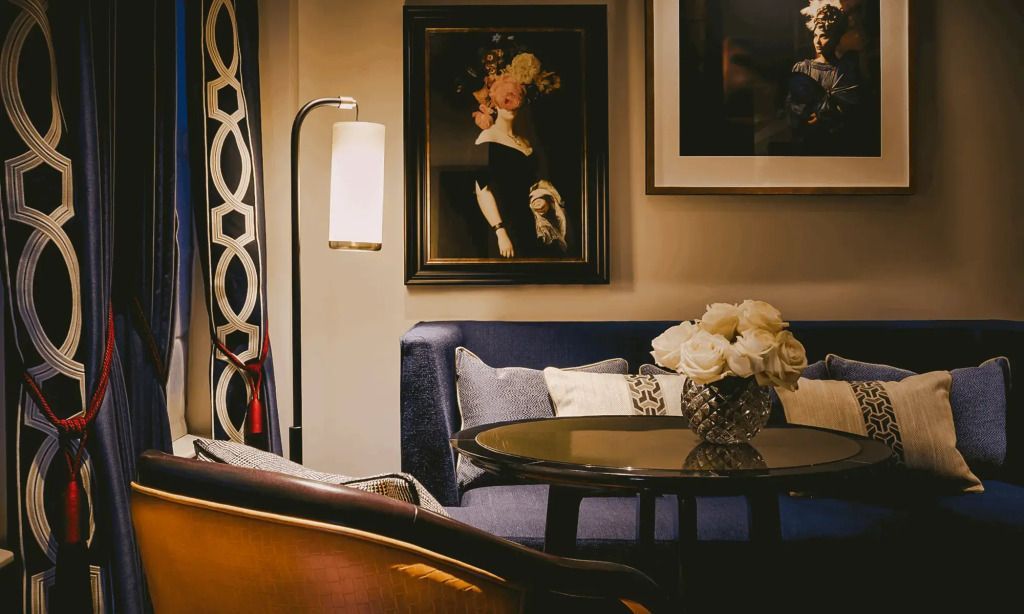 Elegantes Wohnzimmer mit stilvoller Kunst und gemütlichen Sitzmöbeln