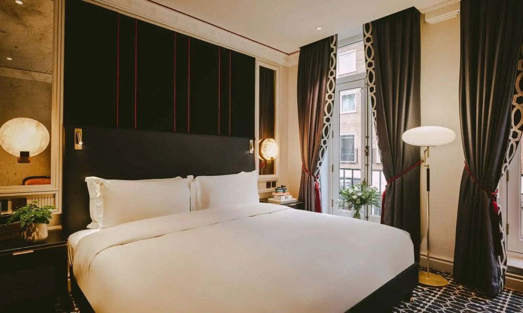 Luxuriöses Executive Doppelzimmer mit stilvollen Vorhängen und elegantem Dekor