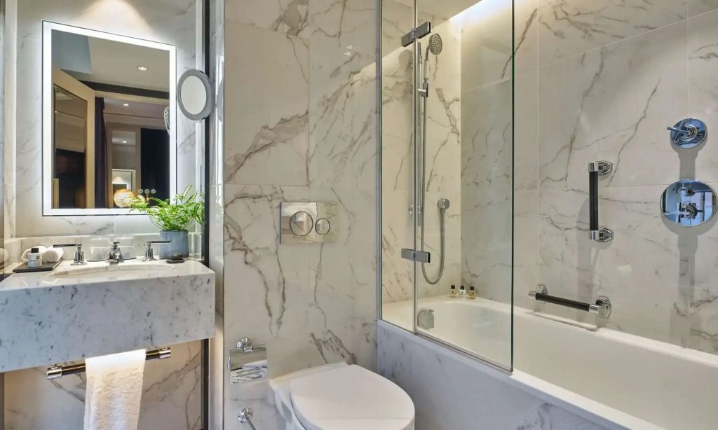 Marmorbad mit Badewanne und eleganten Armaturen im Executive Doppelzimmer