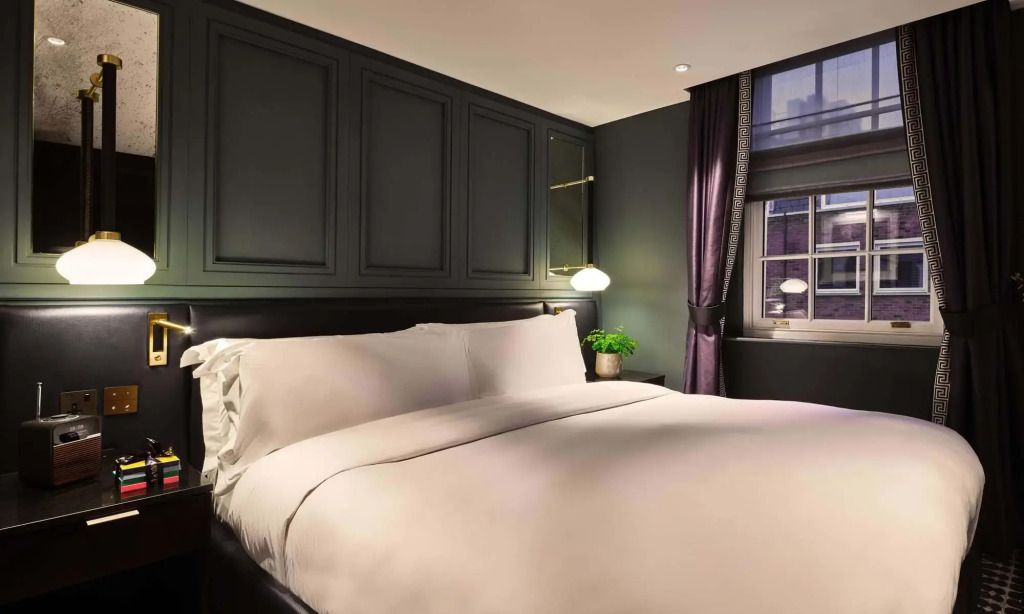 Klassisch eingerichtetes Doppelzimmer mit gemütlichem Doppelbett und eleganter Beleuchtung