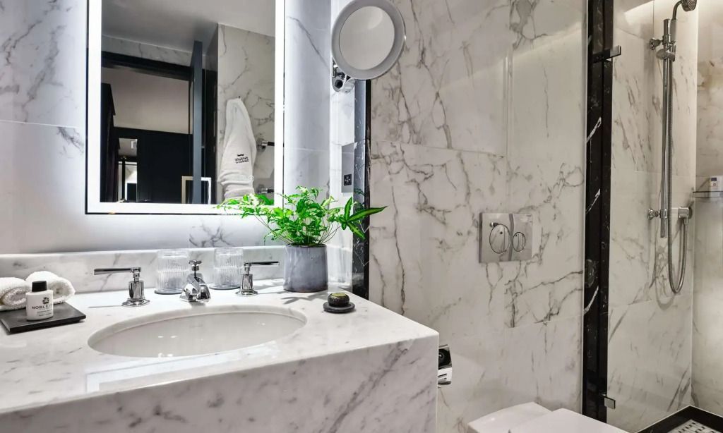 Modernes Badezimmer aus weißem Marmor mit luxuriöser Ausstattung