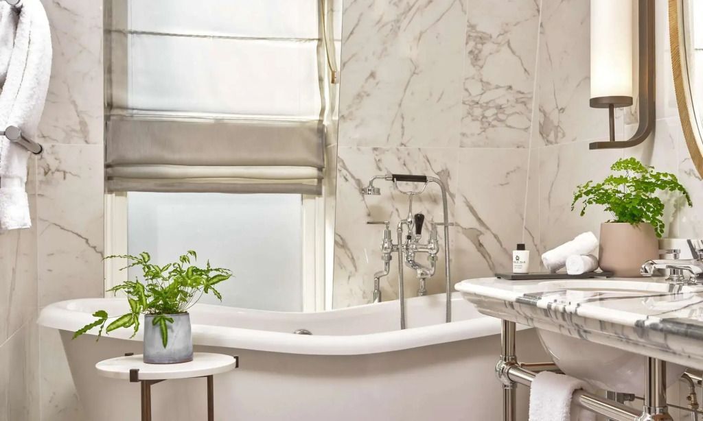 Elegantes Badezimmerdesign mit Marmorwänden und freistehender Badewanne